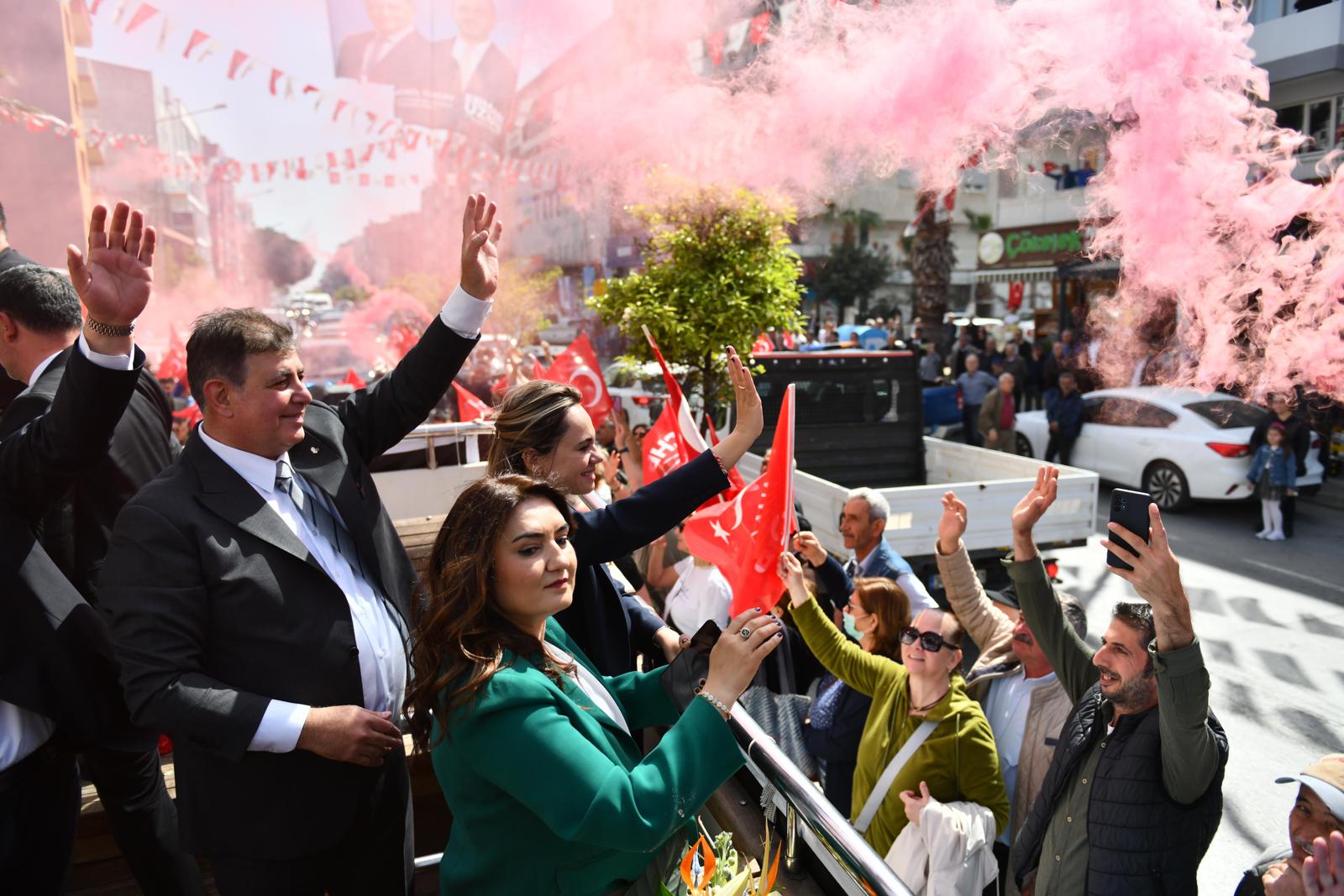 CHP Lideri Özel'e Balçova'da sevgi seli!