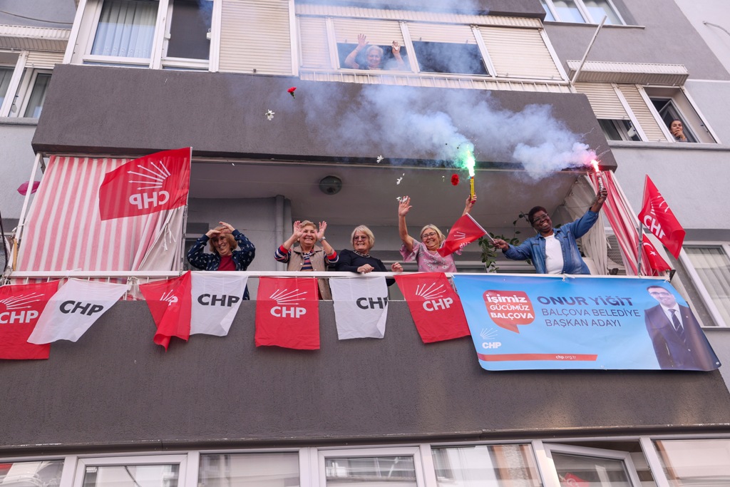 CHP Lideri Özel'e Balçova'da sevgi seli!