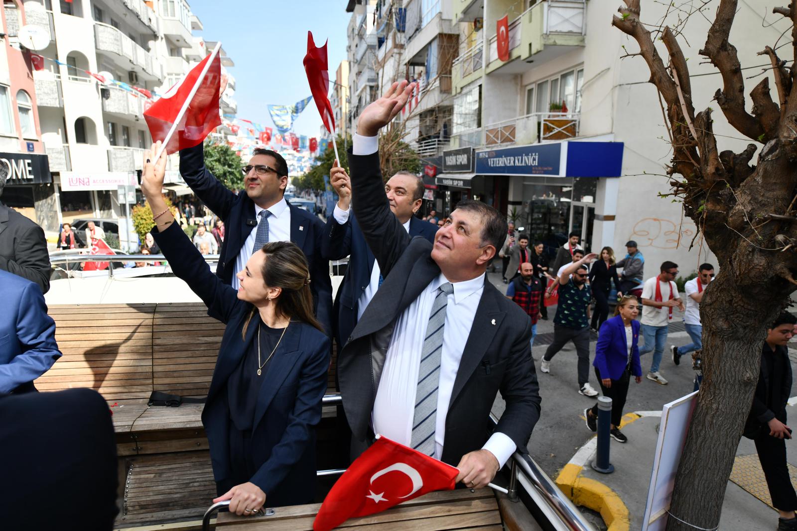 CHP Lideri Özel'e Balçova'da sevgi seli!