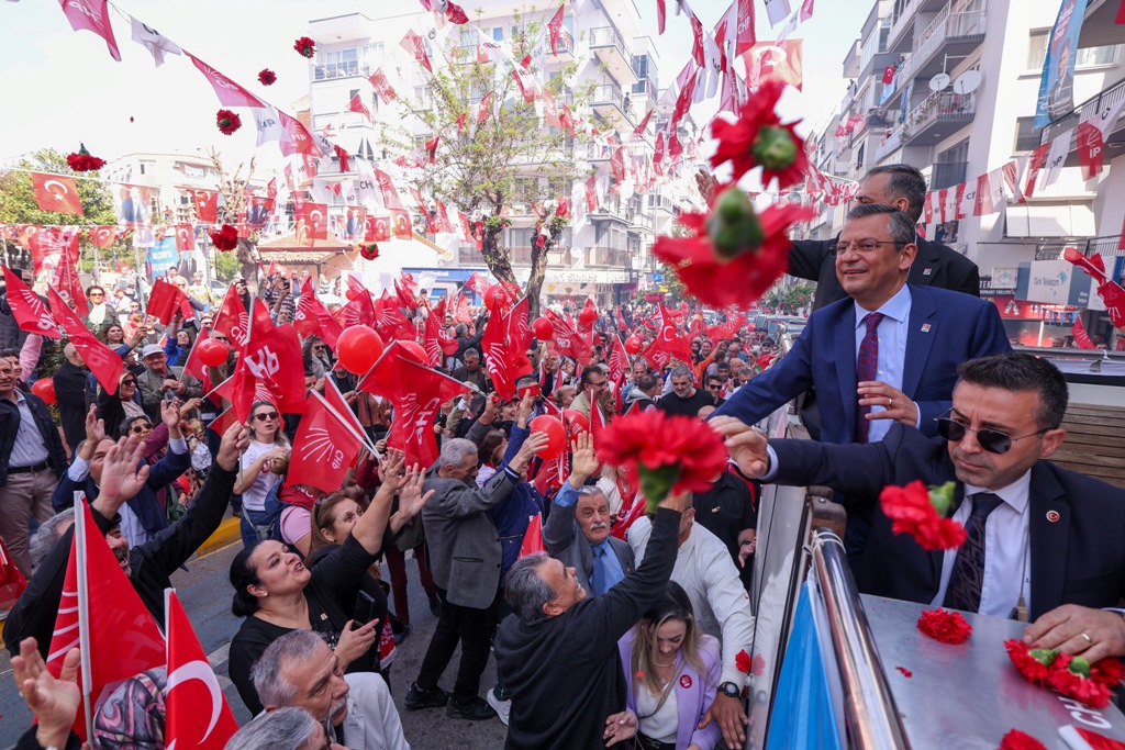 CHP Lideri Özel'e Balçova'da sevgi seli!