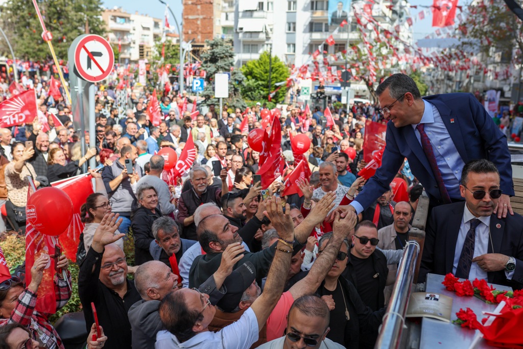 CHP Lideri Özel'e Balçova'da sevgi seli!