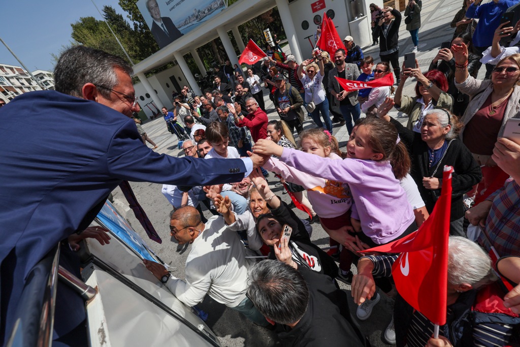 Özel'den İzmir’de üstü açık otobüsle şehir turu