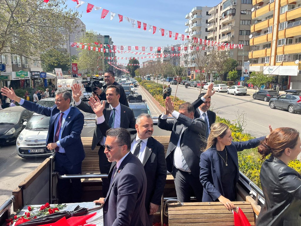 Özel'den İzmir’de üstü açık otobüsle şehir turu