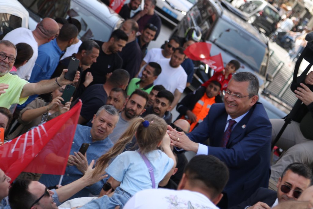 Özel'den İzmir’de üstü açık otobüsle şehir turu