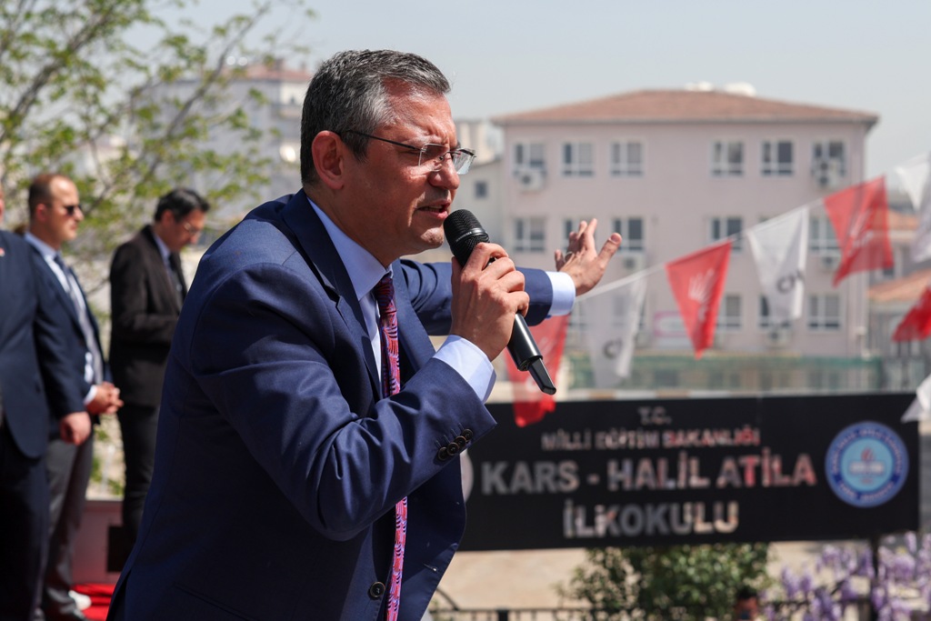 Özel'den İzmir’de üstü açık otobüsle şehir turu