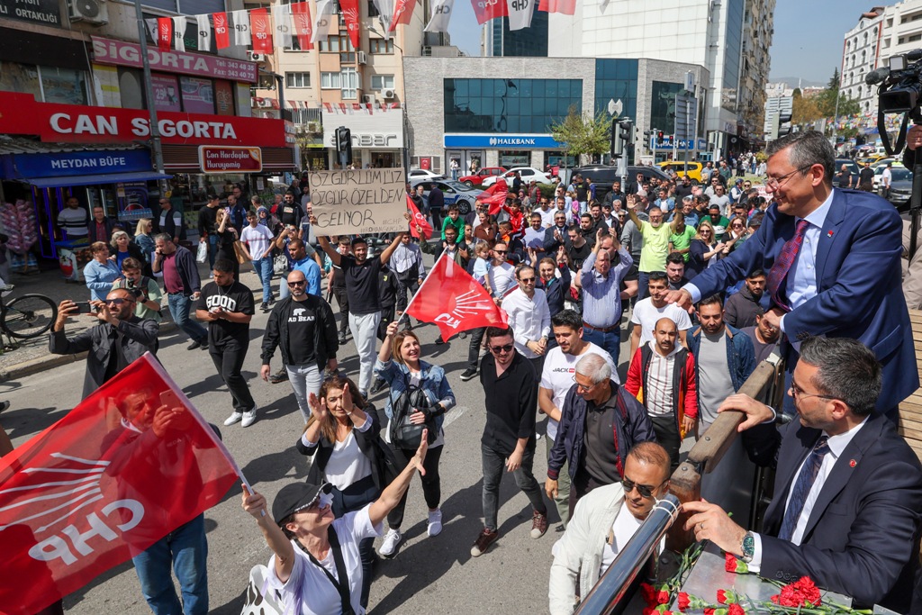 Özel'den İzmir’de üstü açık otobüsle şehir turu