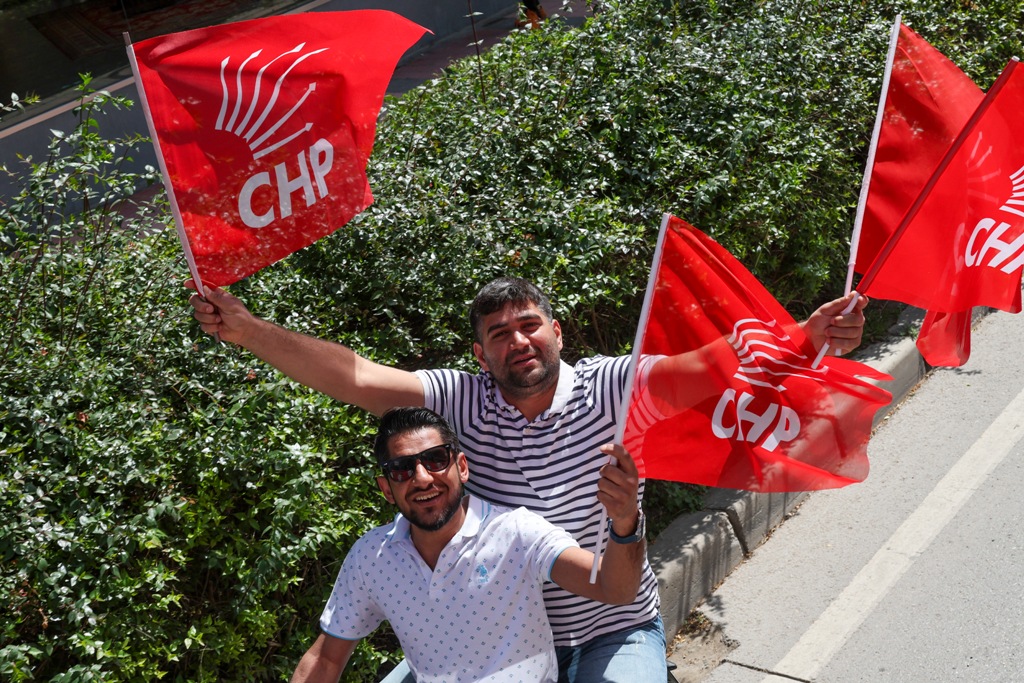 Özel'den İzmir’de üstü açık otobüsle şehir turu
