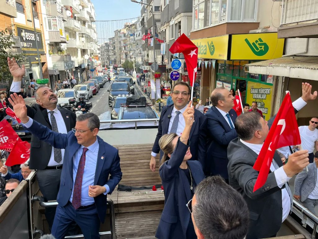 Özel'den İzmir’de üstü açık otobüsle şehir turu