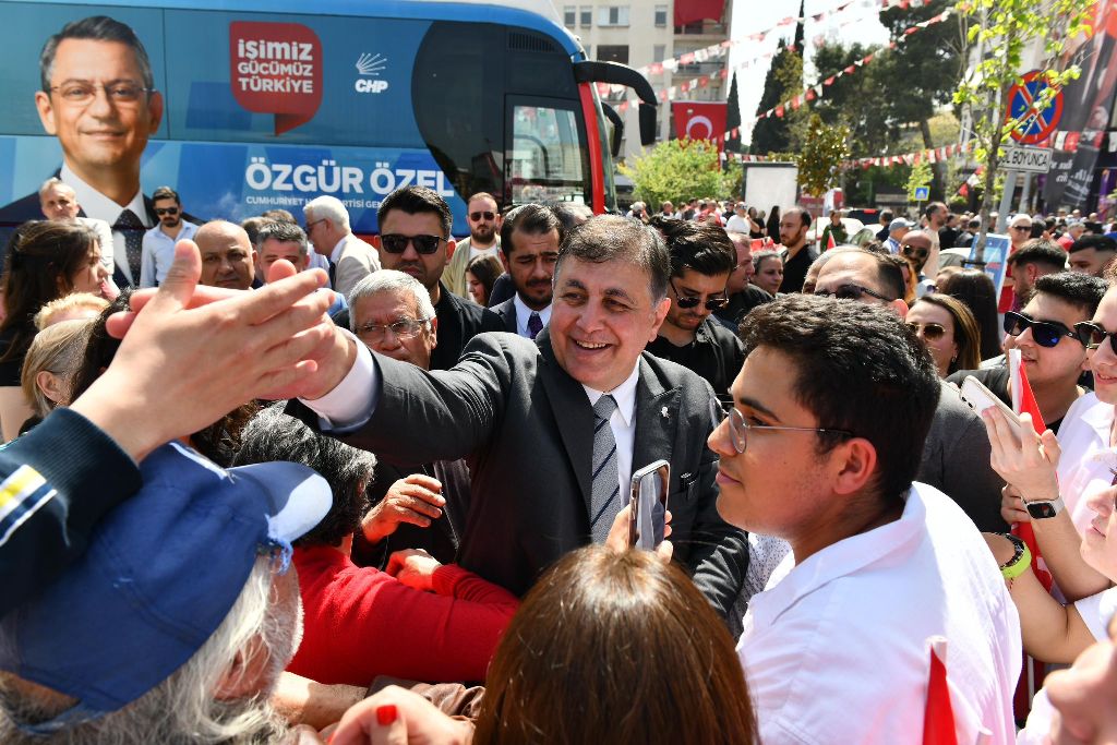 Özel'den İzmir’de üstü açık otobüsle şehir turu