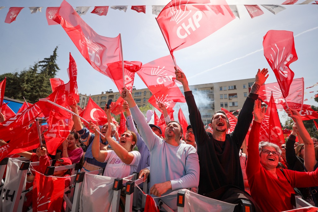 Özel'den İzmir’de üstü açık otobüsle şehir turu