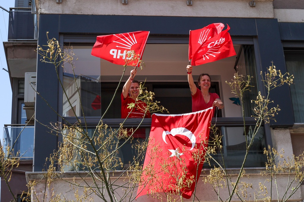 Özel'den İzmir’de üstü açık otobüsle şehir turu