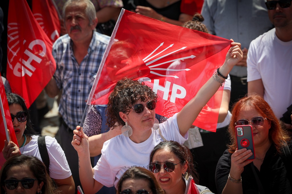Özel'den İzmir’de üstü açık otobüsle şehir turu