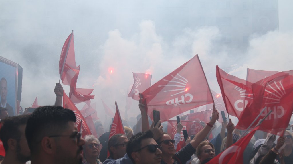 Özel'den İzmir’de üstü açık otobüsle şehir turu