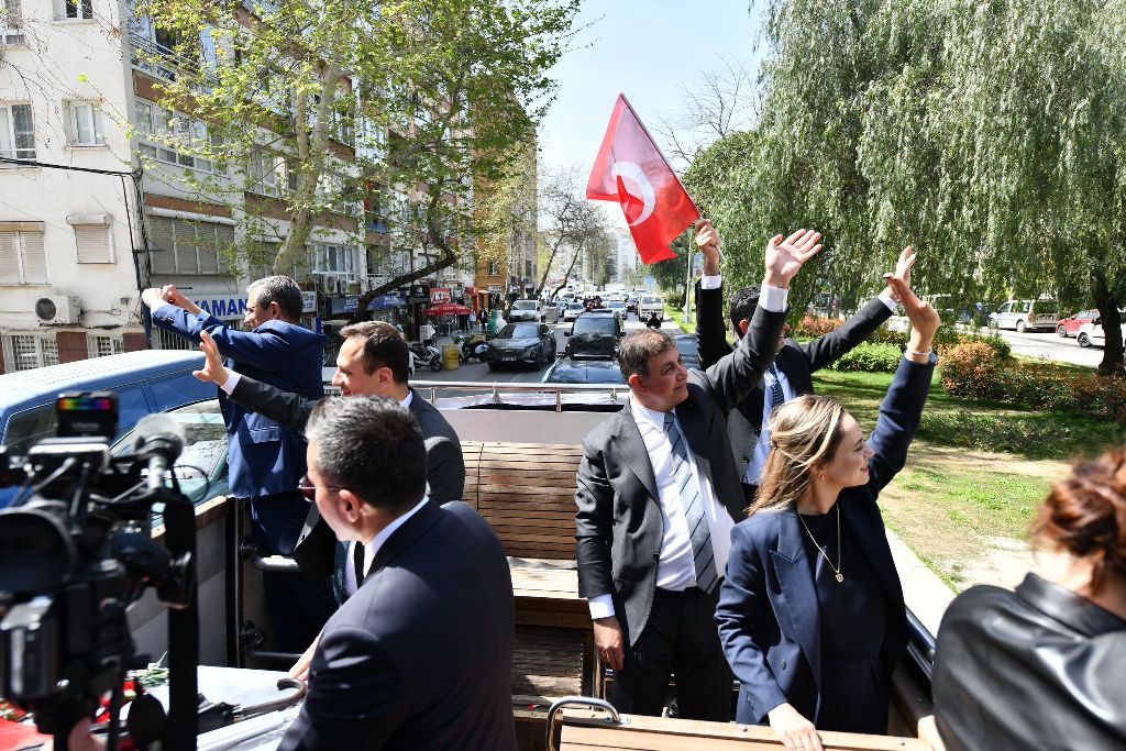 Özel'den İzmir’de üstü açık otobüsle şehir turu