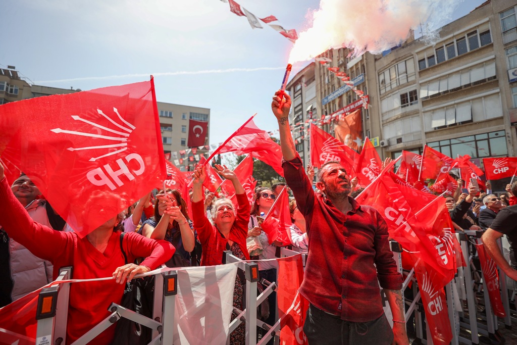 Özel'den İzmir’de üstü açık otobüsle şehir turu