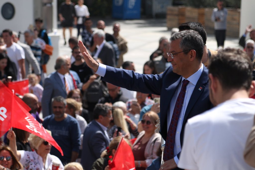 Özel'den İzmir’de üstü açık otobüsle şehir turu