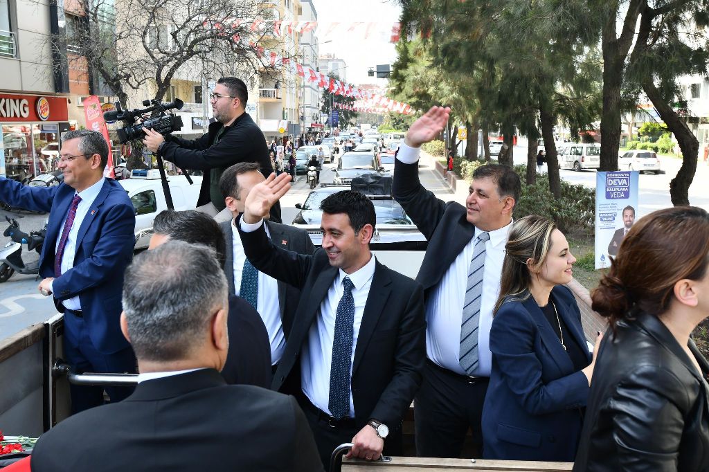 Özel'den İzmir’de üstü açık otobüsle şehir turu