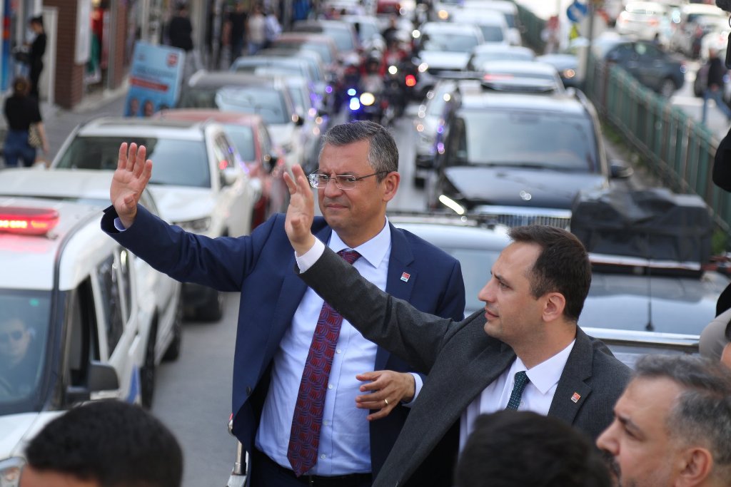 Özel'den İzmir’de üstü açık otobüsle şehir turu