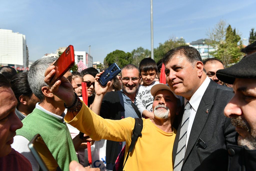 Özel'den İzmir’de üstü açık otobüsle şehir turu