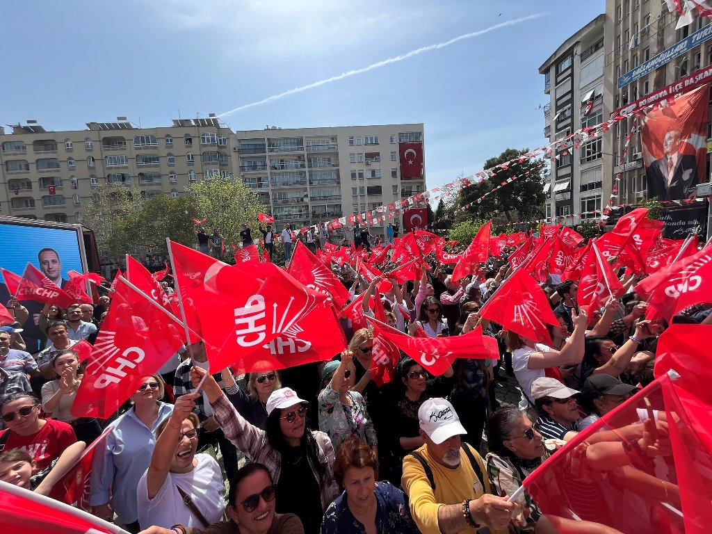 Özel'den İzmir’de üstü açık otobüsle şehir turu