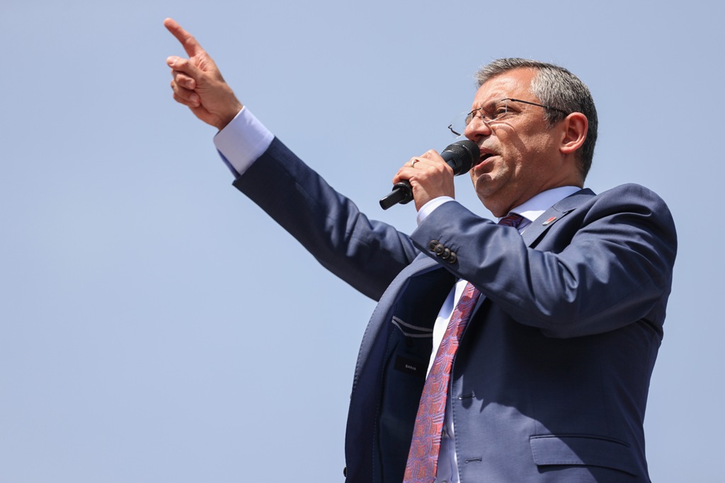Özel'den İzmir’de üstü açık otobüsle şehir turu