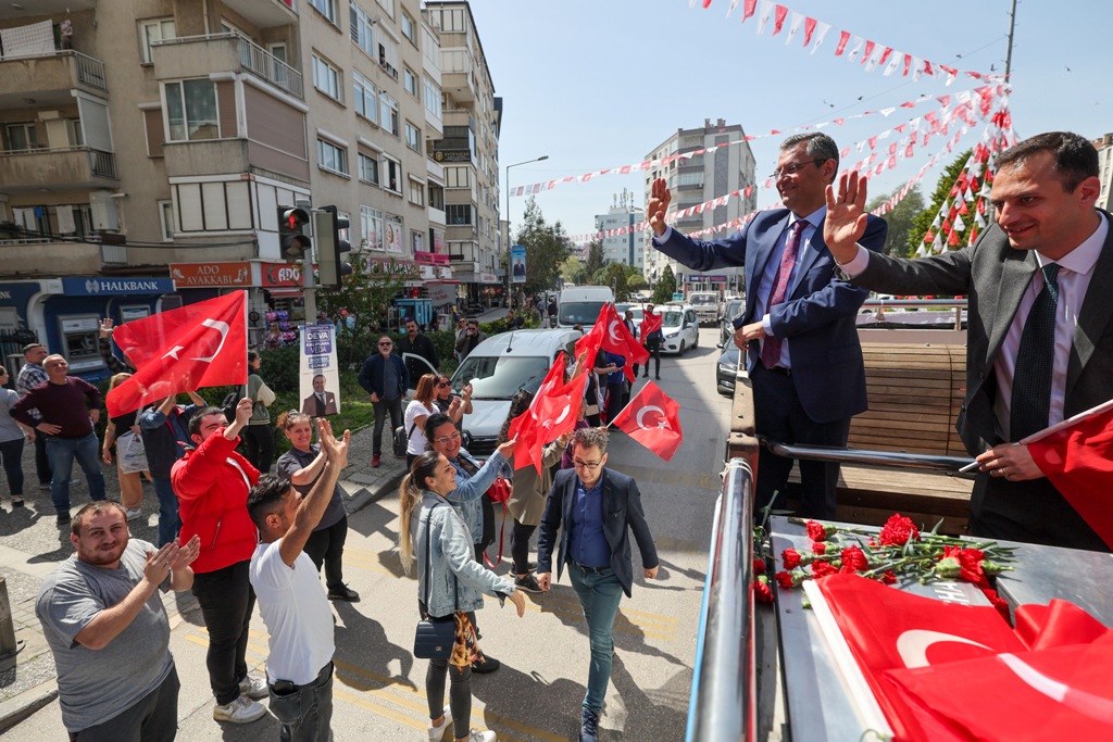 Özel'den İzmir’de üstü açık otobüsle şehir turu