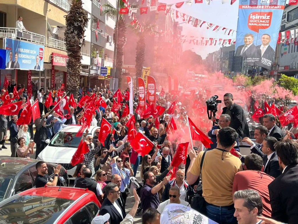 Özel'den İzmir’de üstü açık otobüsle şehir turu