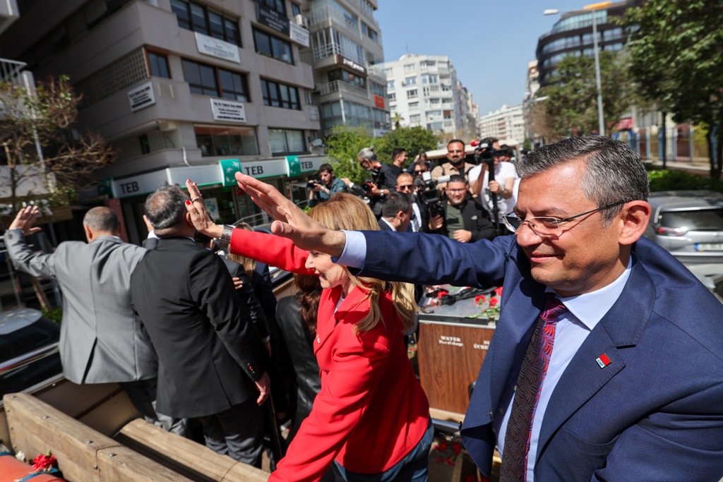 Özel'den İzmir’de üstü açık otobüsle şehir turu