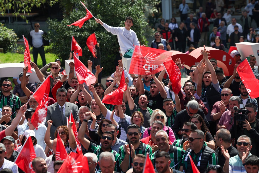 Özel'den İzmir’de üstü açık otobüsle şehir turu
