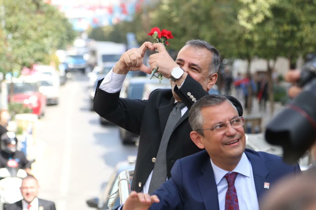 Özel'den İzmir’de üstü açık otobüsle şehir turu