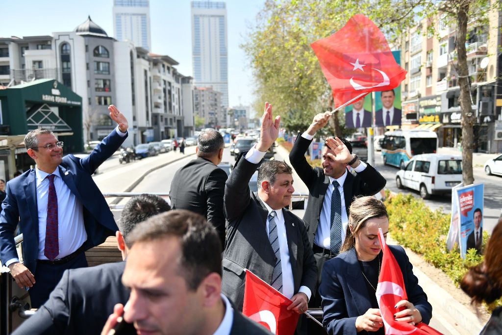 Özel'den İzmir’de üstü açık otobüsle şehir turu