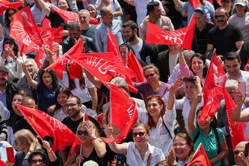Özel'den İzmir’de üstü açık otobüsle şehir turu
