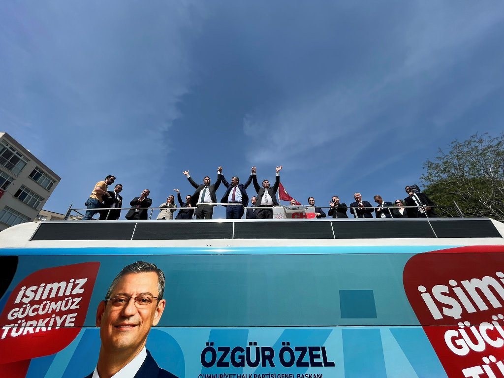 Özel'den İzmir’de üstü açık otobüsle şehir turu