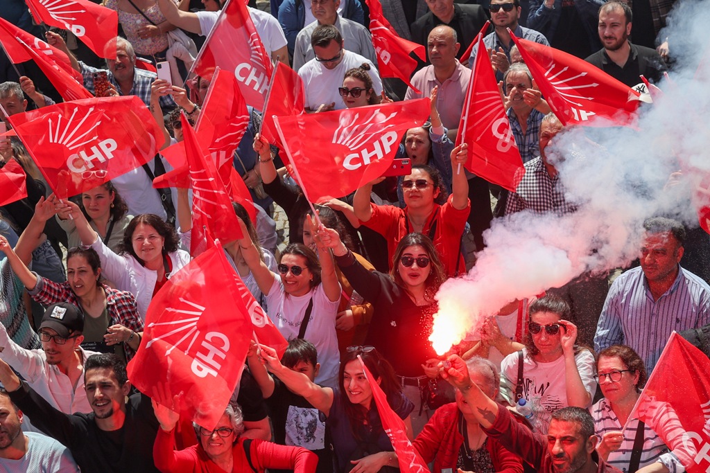 Özel'den İzmir’de üstü açık otobüsle şehir turu