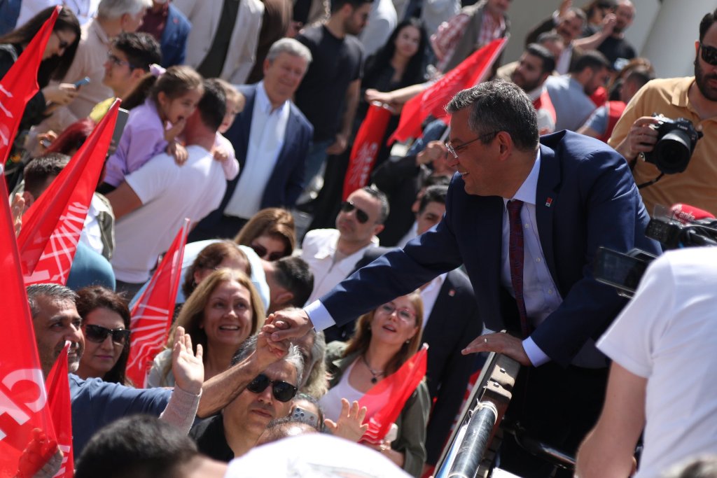 Özel'den İzmir’de üstü açık otobüsle şehir turu