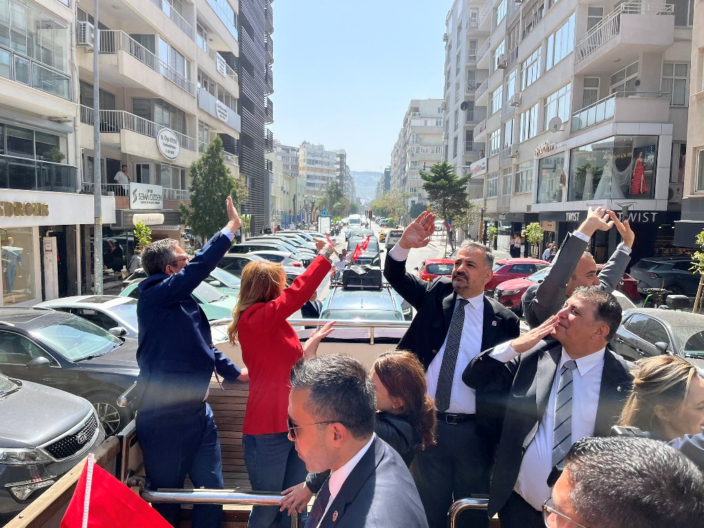 Özel'den İzmir’de üstü açık otobüsle şehir turu