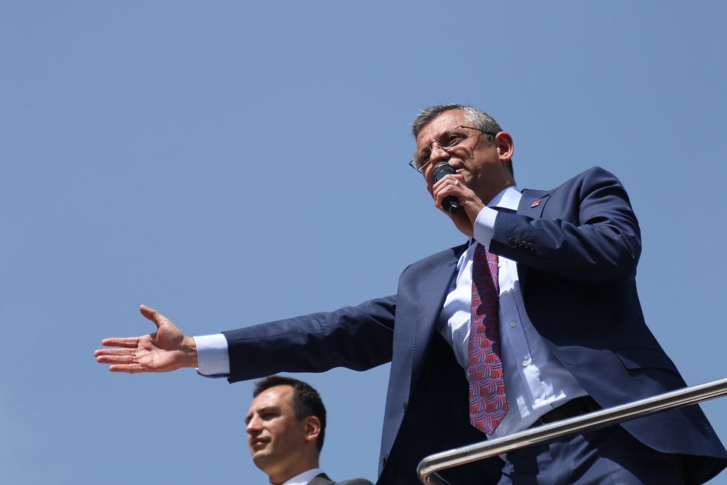Özel'den İzmir’de üstü açık otobüsle şehir turu