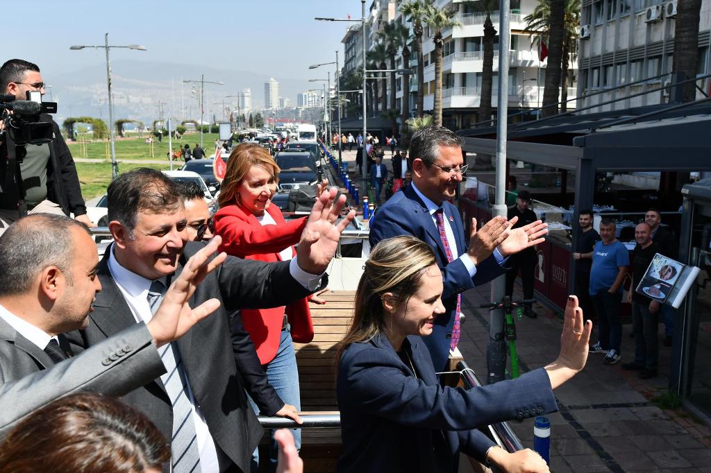 Özel'den İzmir’de üstü açık otobüsle şehir turu