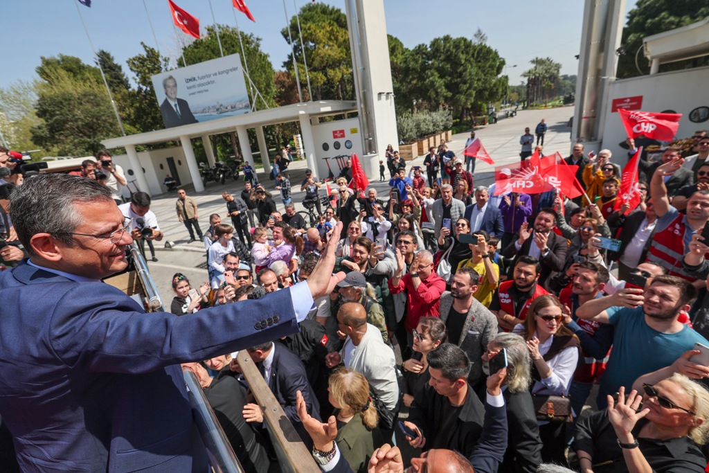 Özel'den İzmir’de üstü açık otobüsle şehir turu