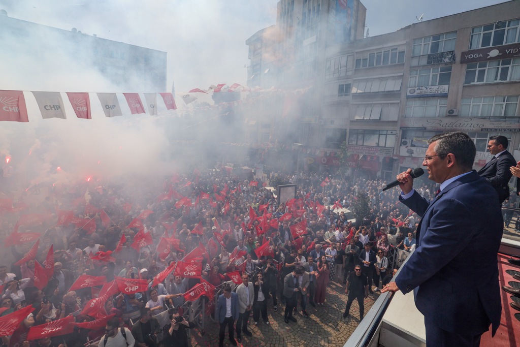 Özel'den İzmir’de üstü açık otobüsle şehir turu