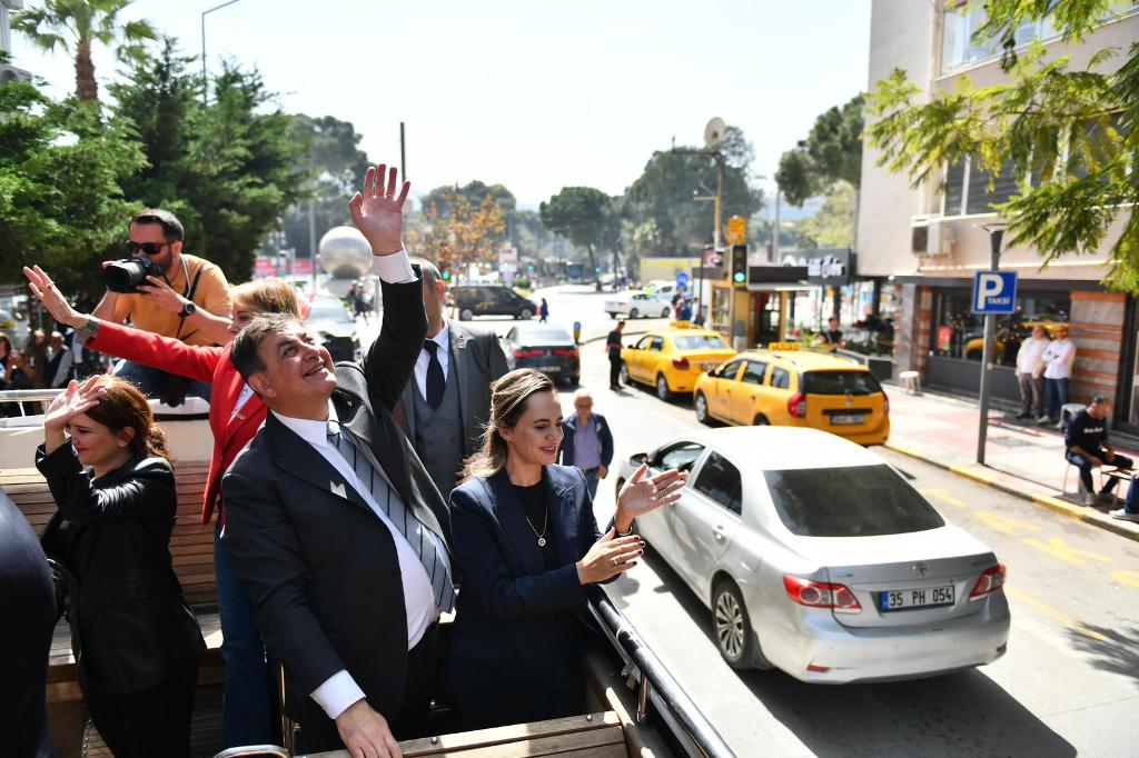 Özel'den İzmir’de üstü açık otobüsle şehir turu