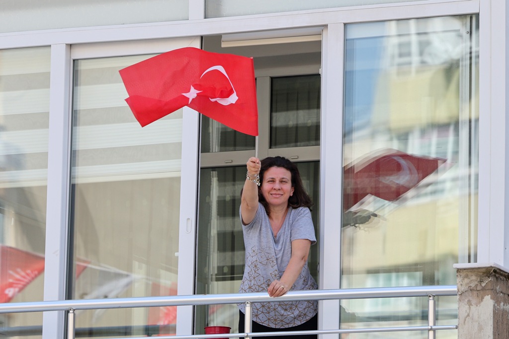 Özel'den İzmir’de üstü açık otobüsle şehir turu