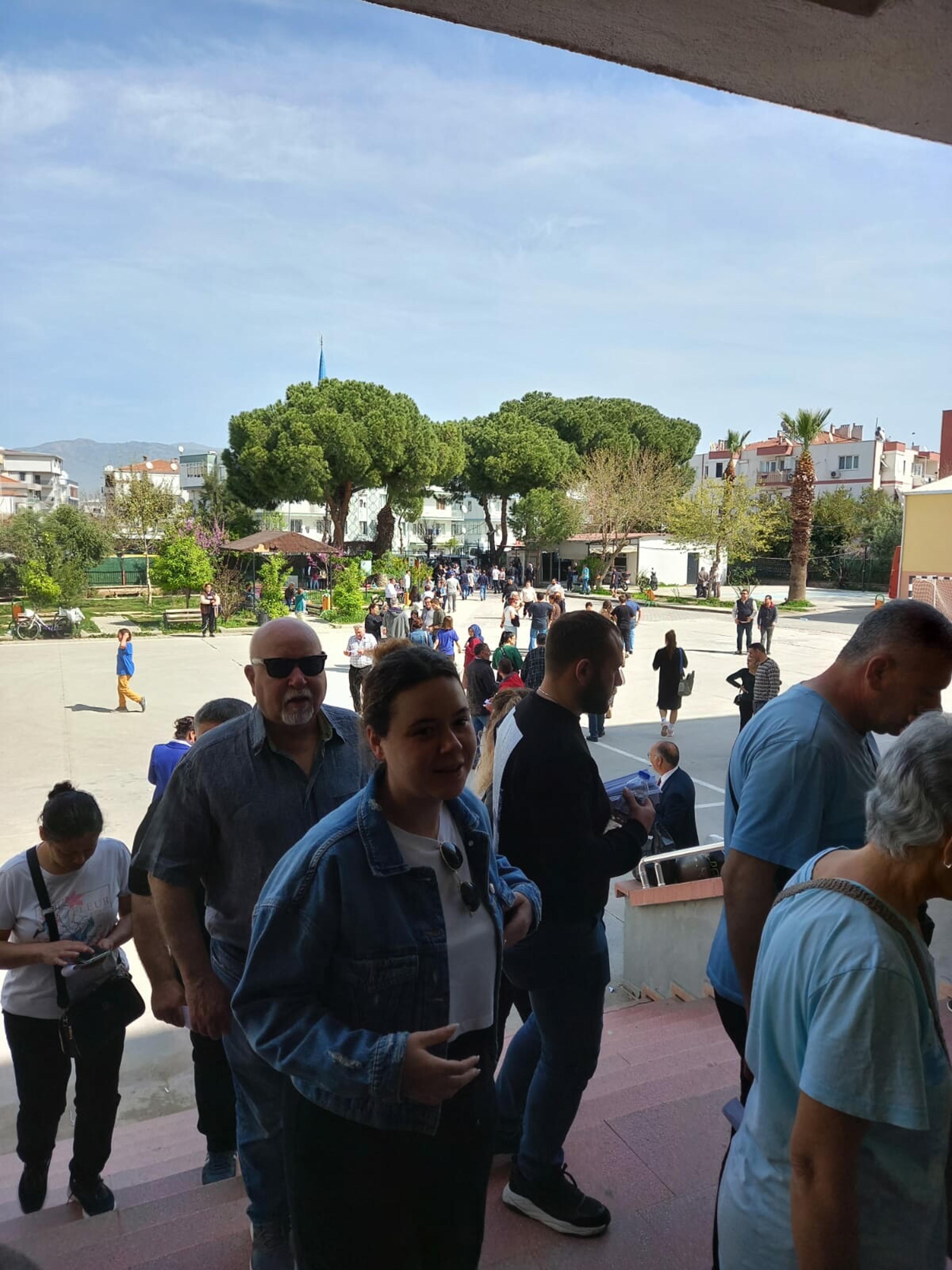 İzmir'deki okullarda oy kullanma yoğunluğu