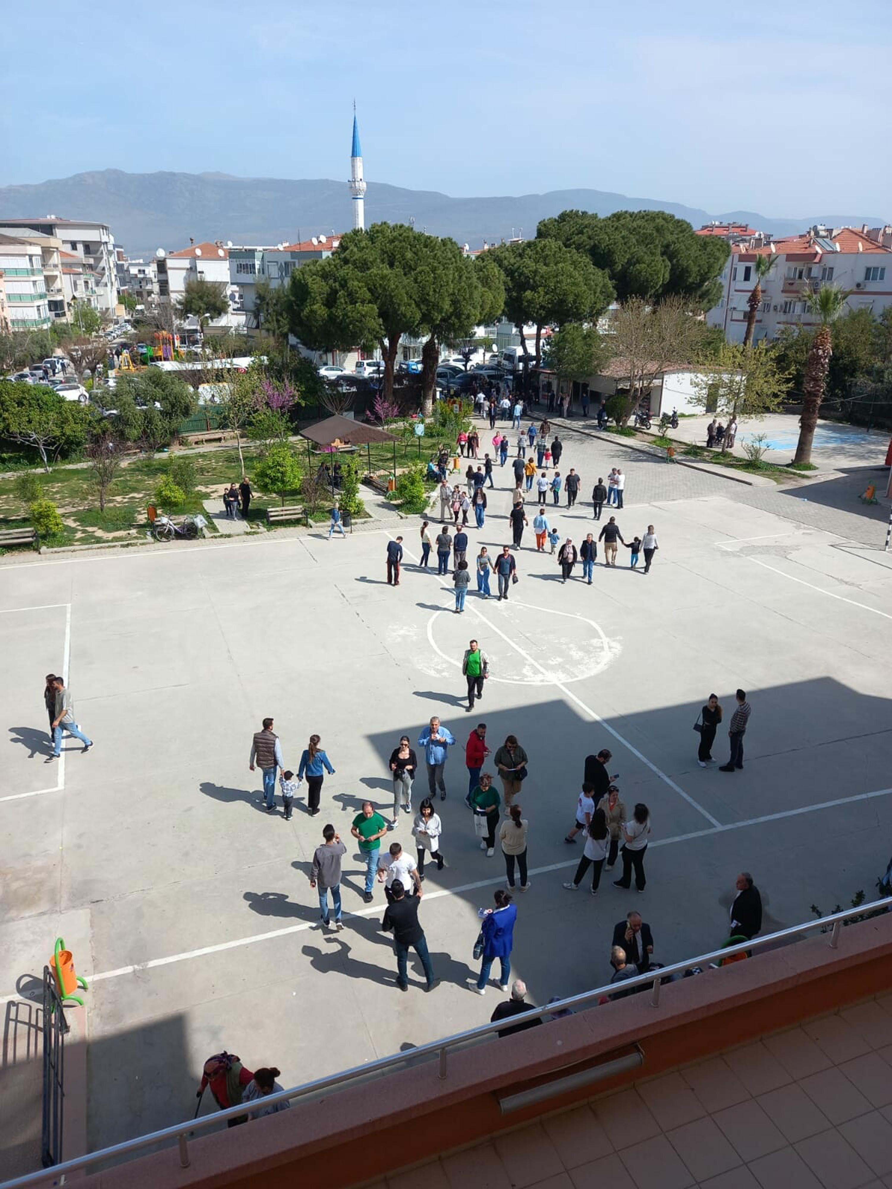 İzmir'deki okullarda oy kullanma yoğunluğu