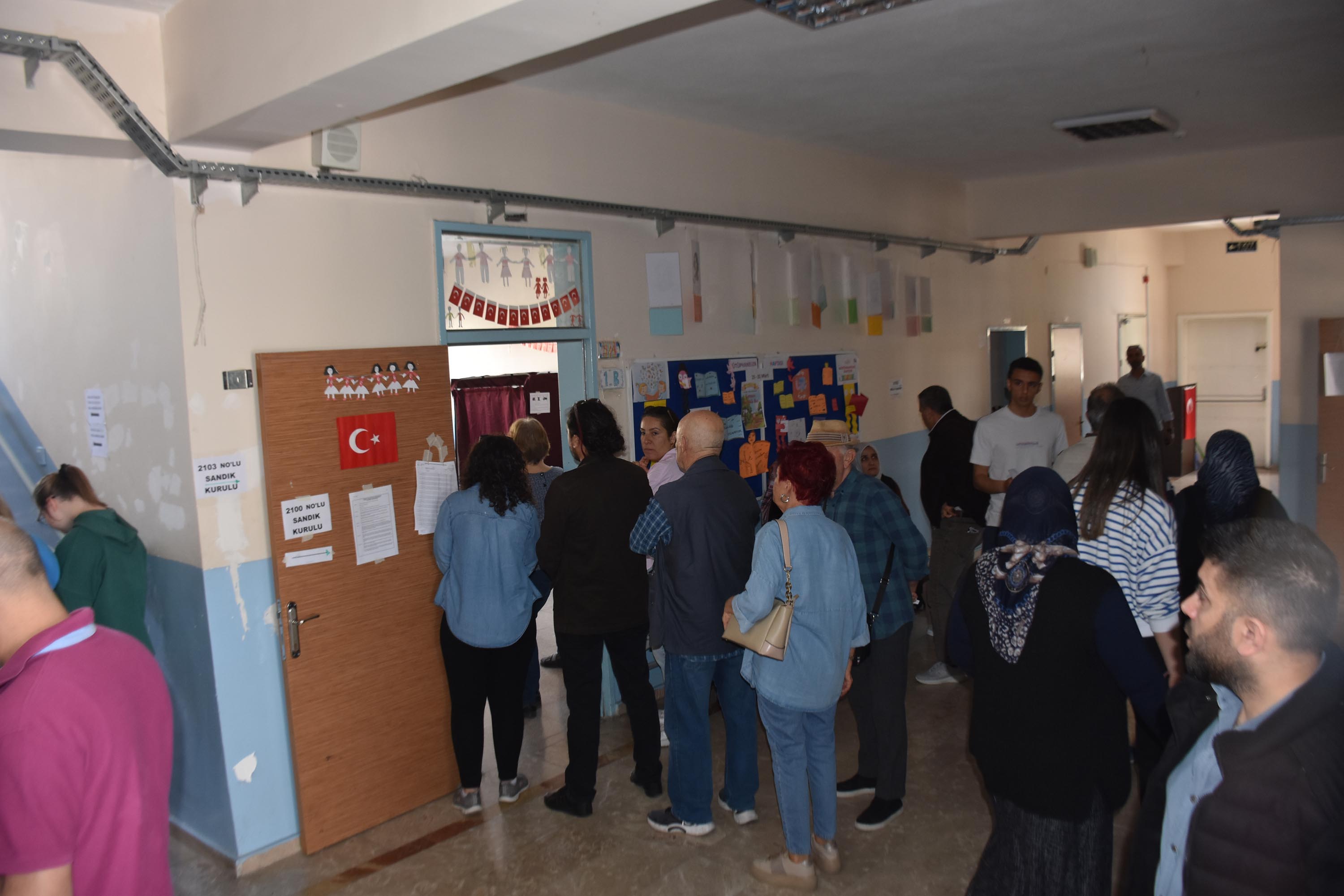 İzmir'deki okullarda oy kullanma yoğunluğu