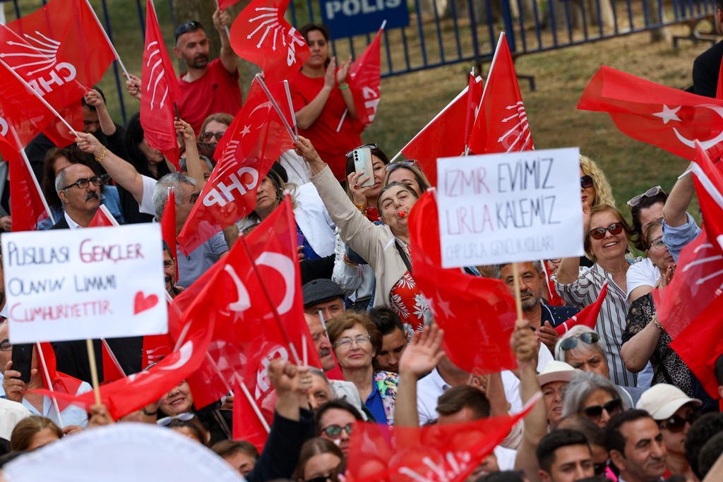 Tarihi zaferin ardından Özel'den İzmir çıkarması