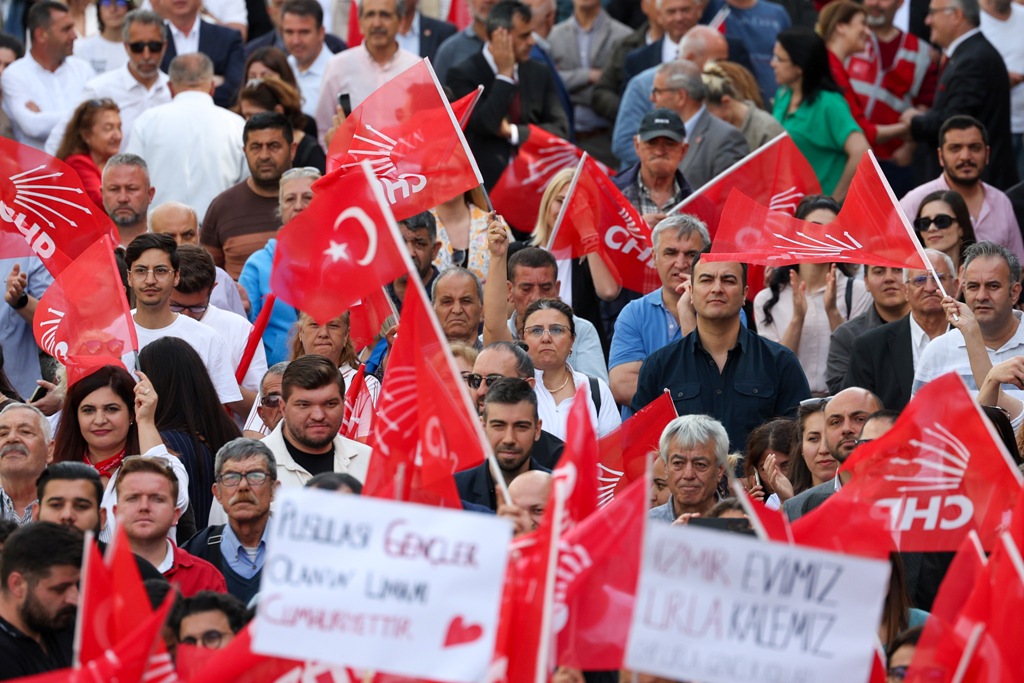 Tarihi zaferin ardından Özel'den İzmir çıkarması