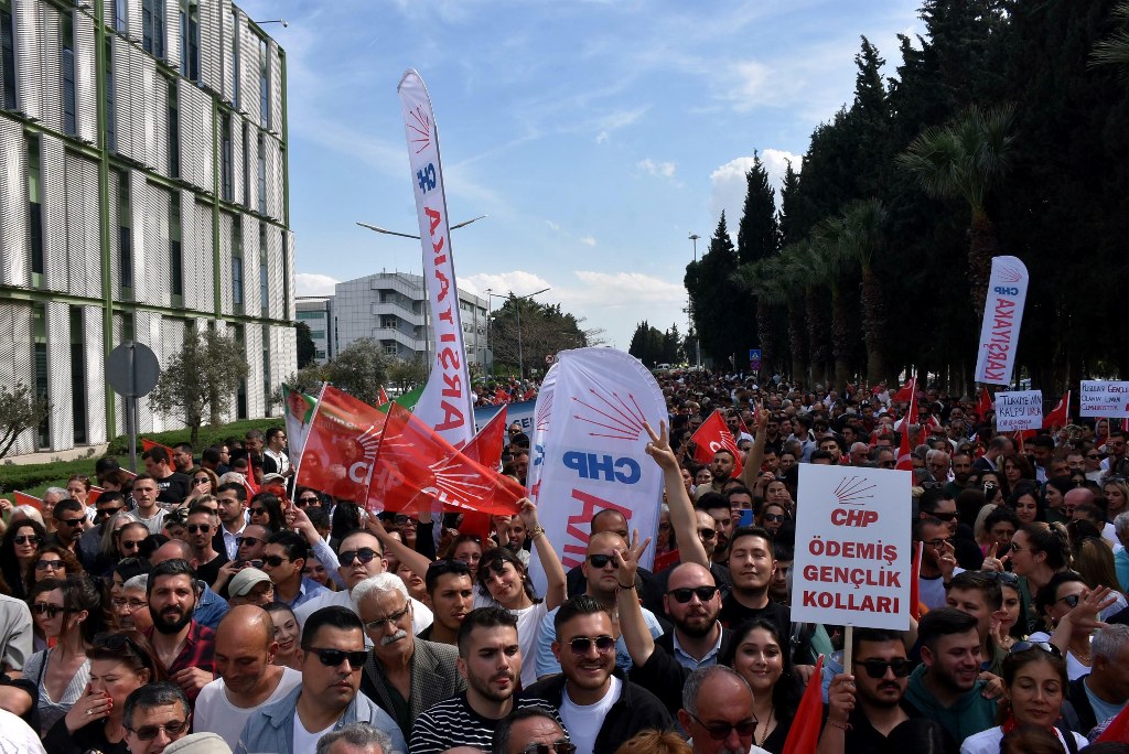 Tarihi zaferin ardından Özel'den İzmir çıkarması