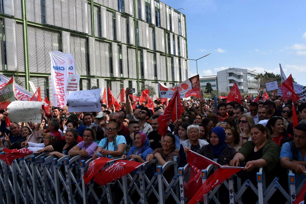 Tarihi zaferin ardından Özel'den İzmir çıkarması