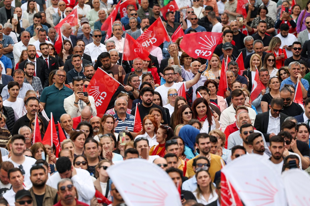 Tarihi zaferin ardından Özel'den İzmir çıkarması